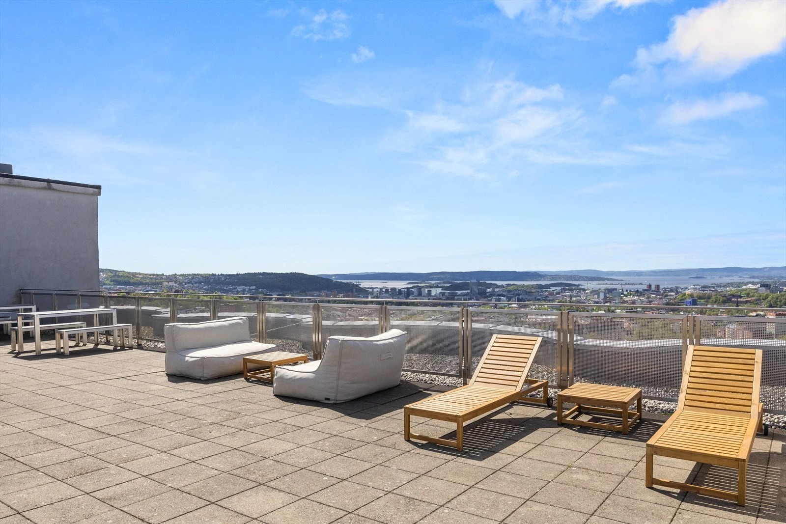 Som leietaker får du tilgang på "kanskje Oslos beste takterrasse" med panoramautsikt og fantastiske solforhold.